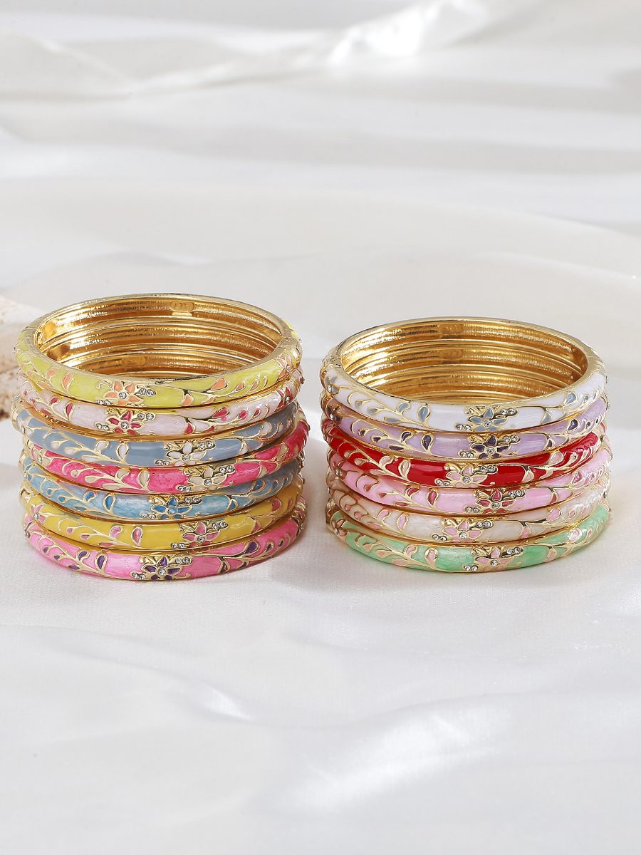 Piles de bracelets joncs émaillés à motifs floraux